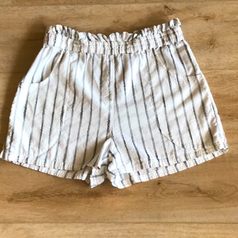O'Neill High Elastic Waist White and Black Striped Pull On Shorts Size Medium